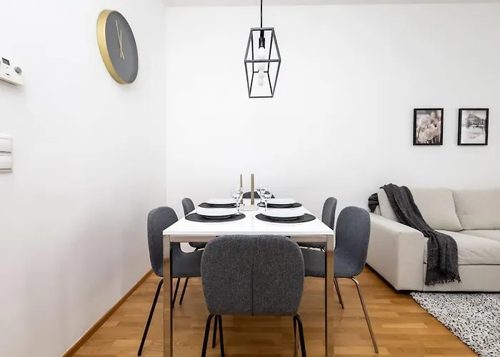 Orestaliving - 2br On The Danube Canal