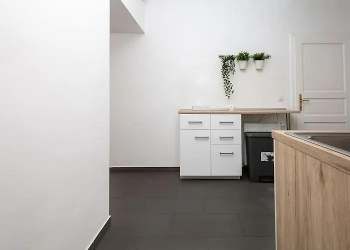 Orestaliving - 2br On The Danube Canal